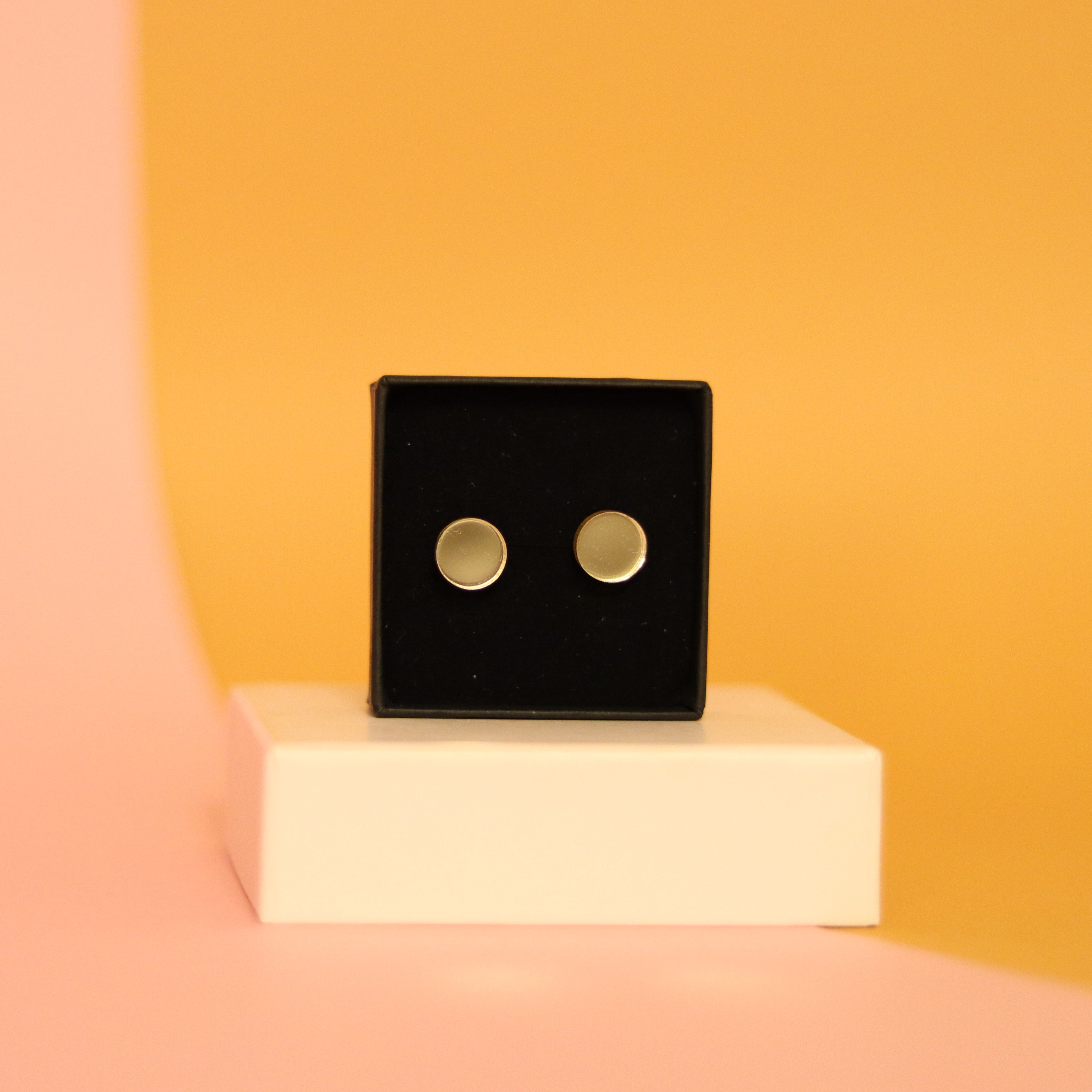 Peili Nappikorvakorut