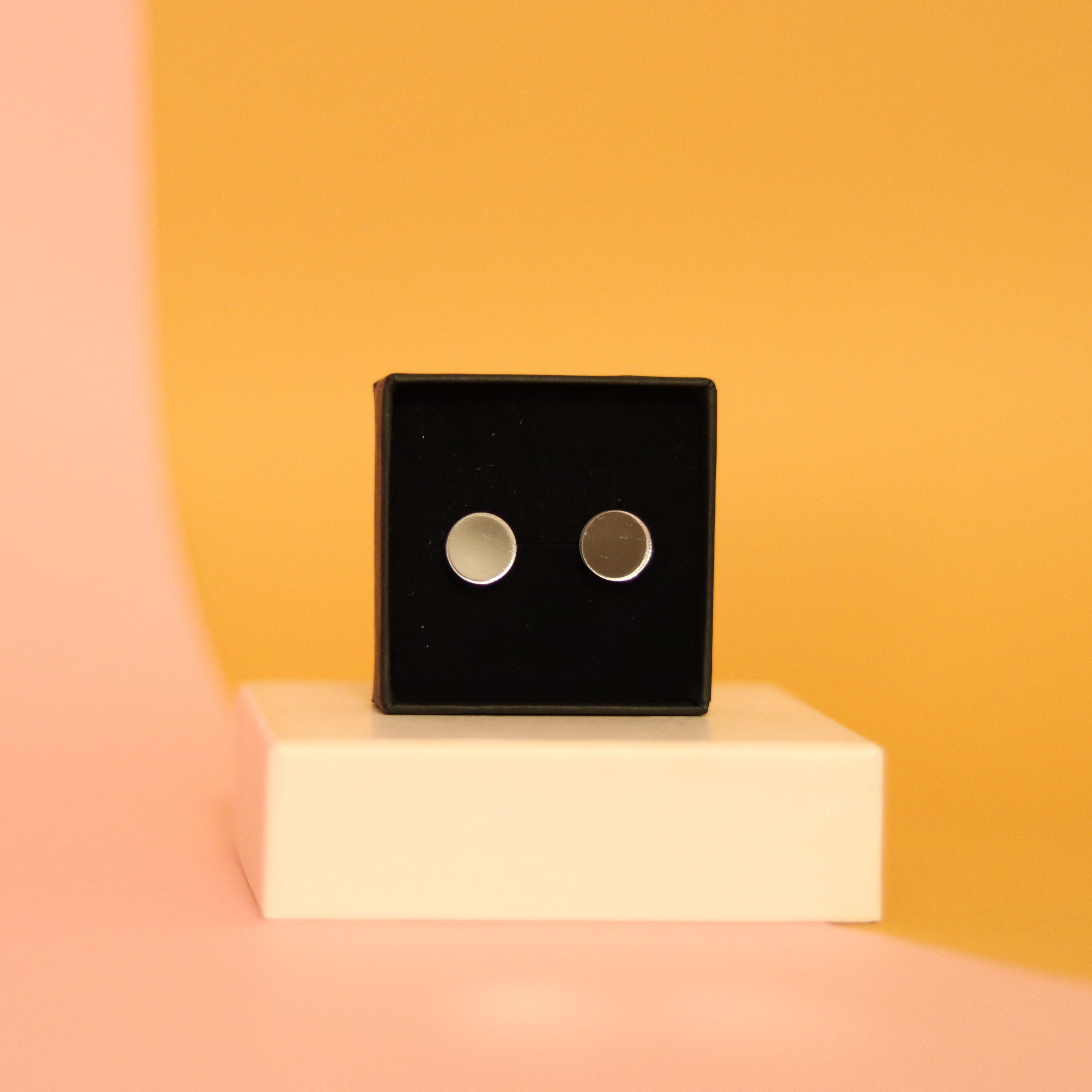 Peili Nappikorvakorut