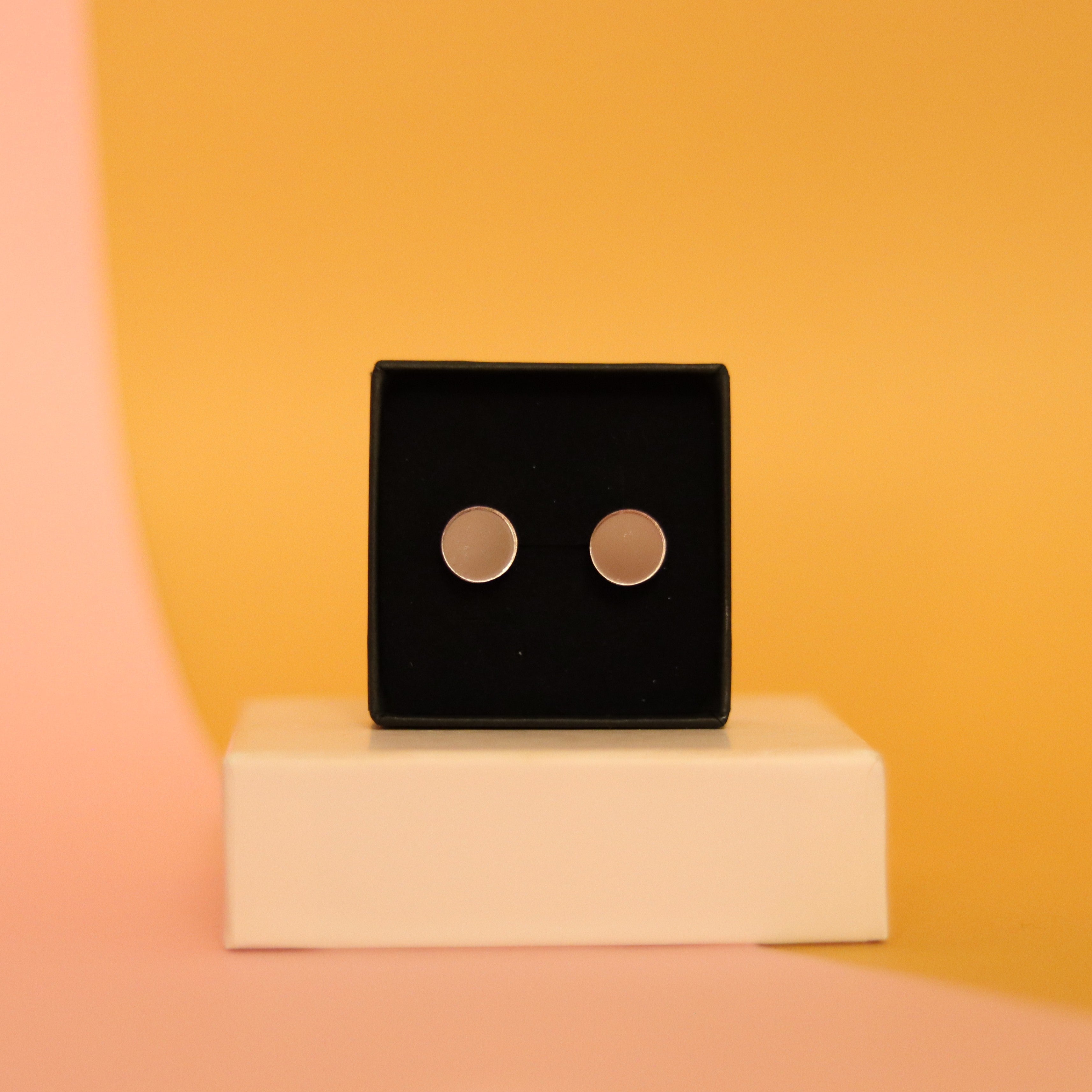 Peili Nappikorvakorut