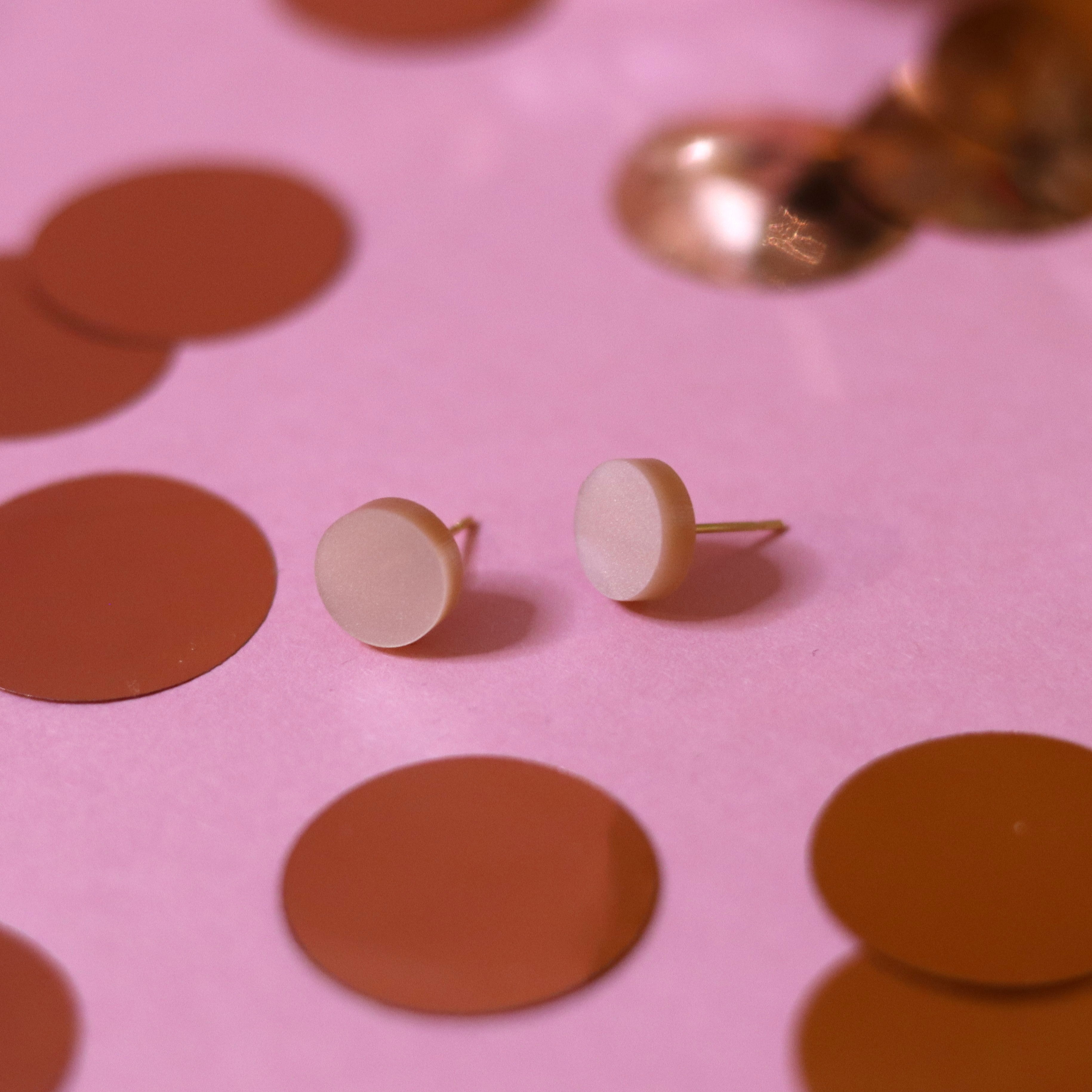 Helmiäis Nappikorvakorut